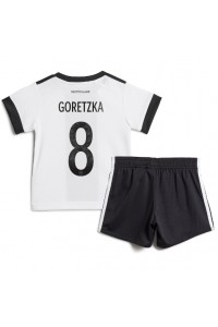 Saksa Leon Goretzka #8 Jalkapallovaatteet Lasten Kotipeliasu MM-kisat 2022 Lyhythihainen (+ Lyhyet housut)